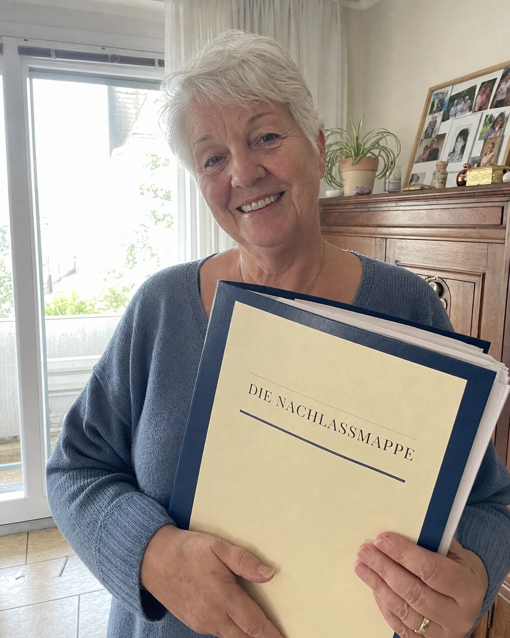 Brigitte, geprüfte Käuferin, mit ihrer ausgefüllten Nachlassmappe