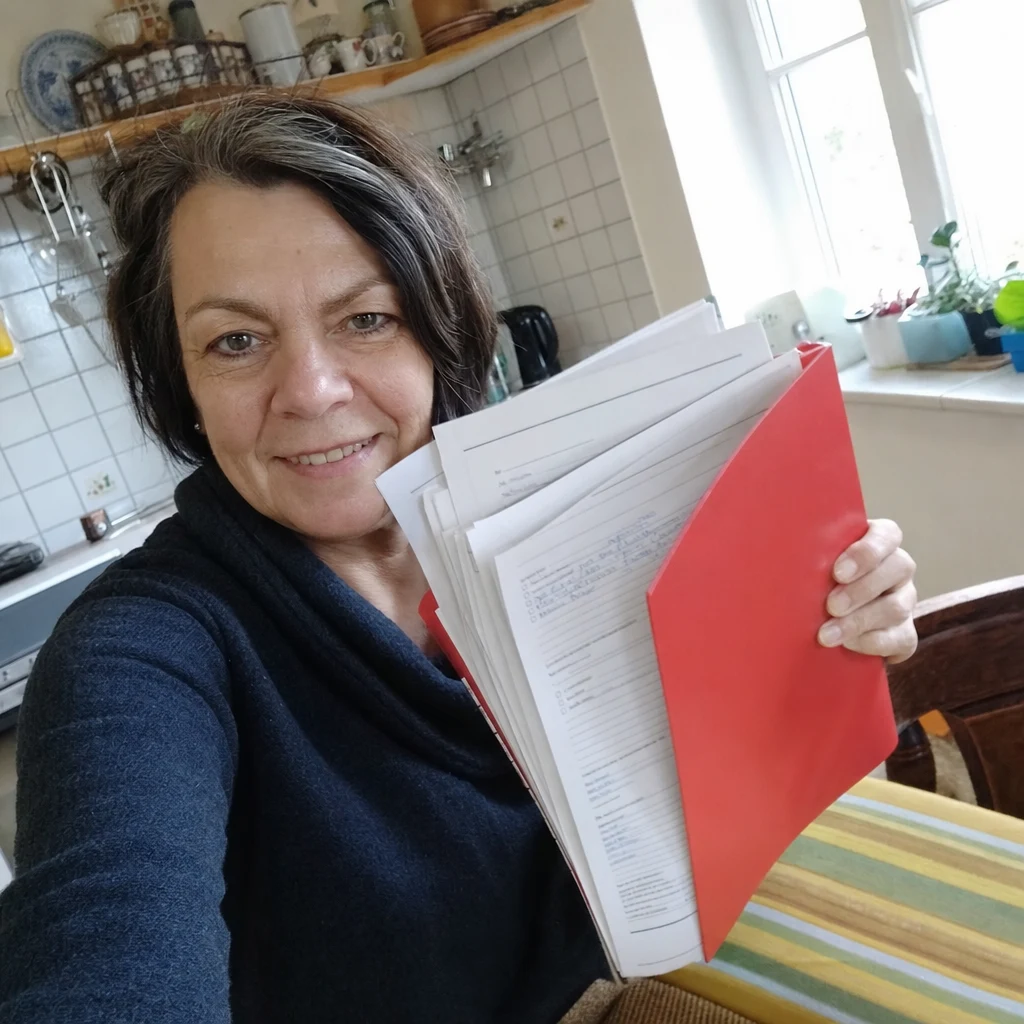 Ursula aus Kassel, Hessen mit der Nachlassmappe